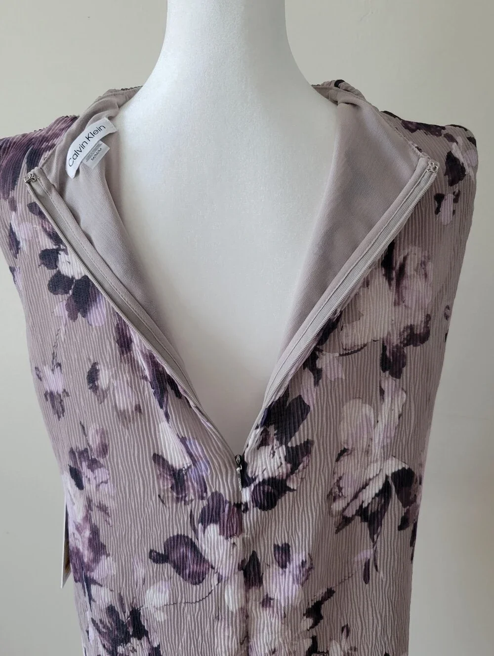 Calvin Klein Sleeveless Pleated Floral Shell in Lavender and Black Sz Med - Picture 3 of 5